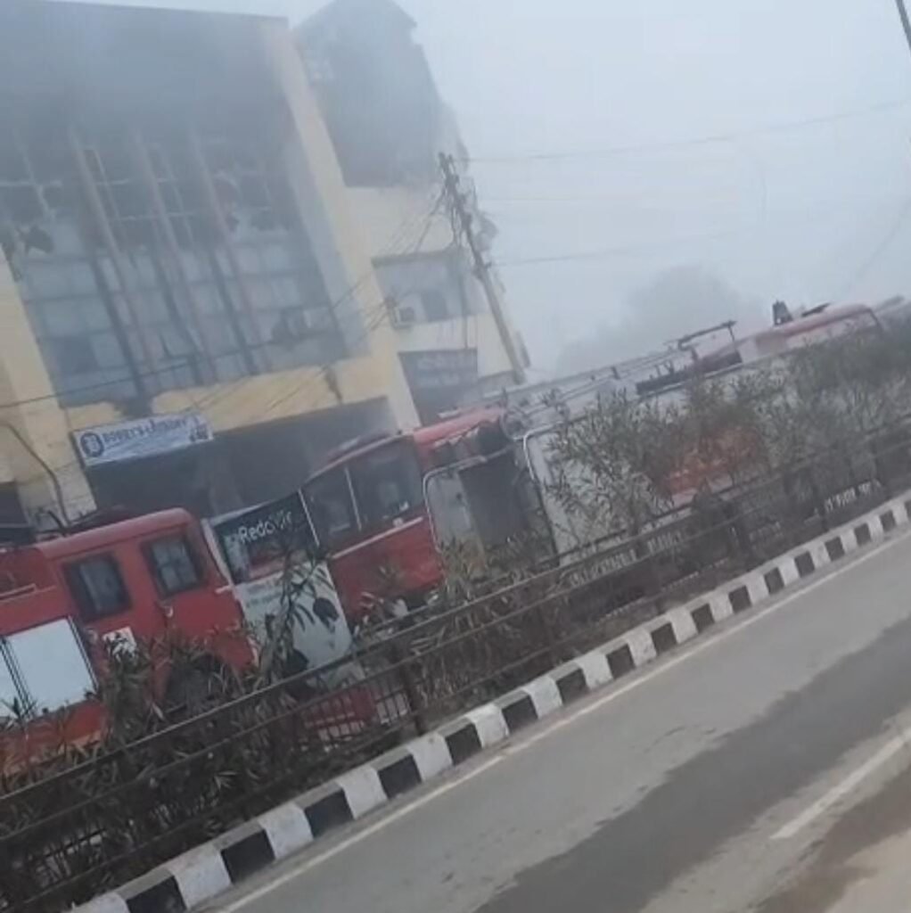 धधक उठा गोरखपुर का सेल टैक्स ऑफिस