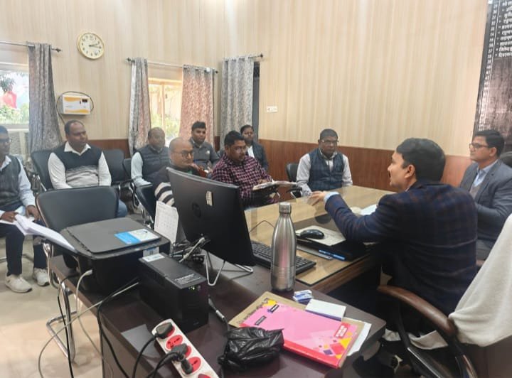 पीएम सूर्य घर योजना: गोला ब्लॉक में डीडीओ सतीश सिंह की बड़ी बैठक, हर पंचायत को मिला 10 सोलर रूफटॉप का मासिक लक्ष्य