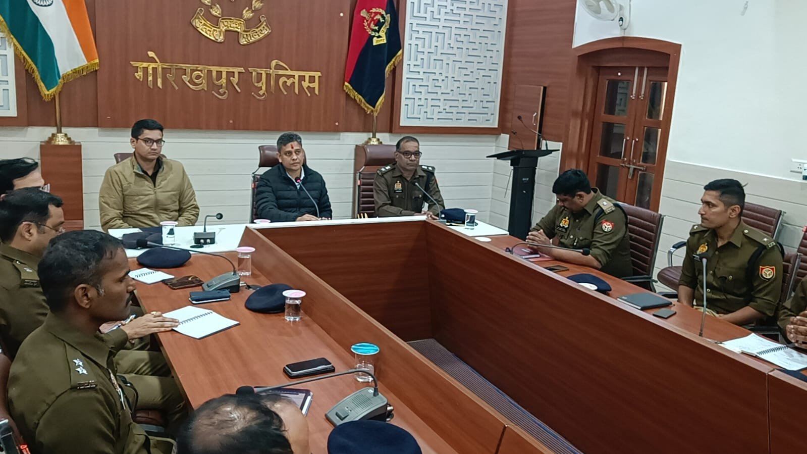गोरखपुर में नई कप्तानी का आगाज: वरिष्ठ पुलिस अधीक्षक डॉ. कौस्तुभ की पहली मैराथन बैठक, अपराधियों पर ‘जीरो टॉलरेंस’ का ऐलान