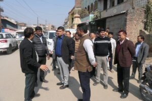 ग्राउंड जीरो पर मंडलायुक्त: हढ़हवा रेलवे फ्लाइओवर के निर्माण में तेजी लाने के निर्देश, जाम की समस्या से जल्द मिलेगी मुक्ति