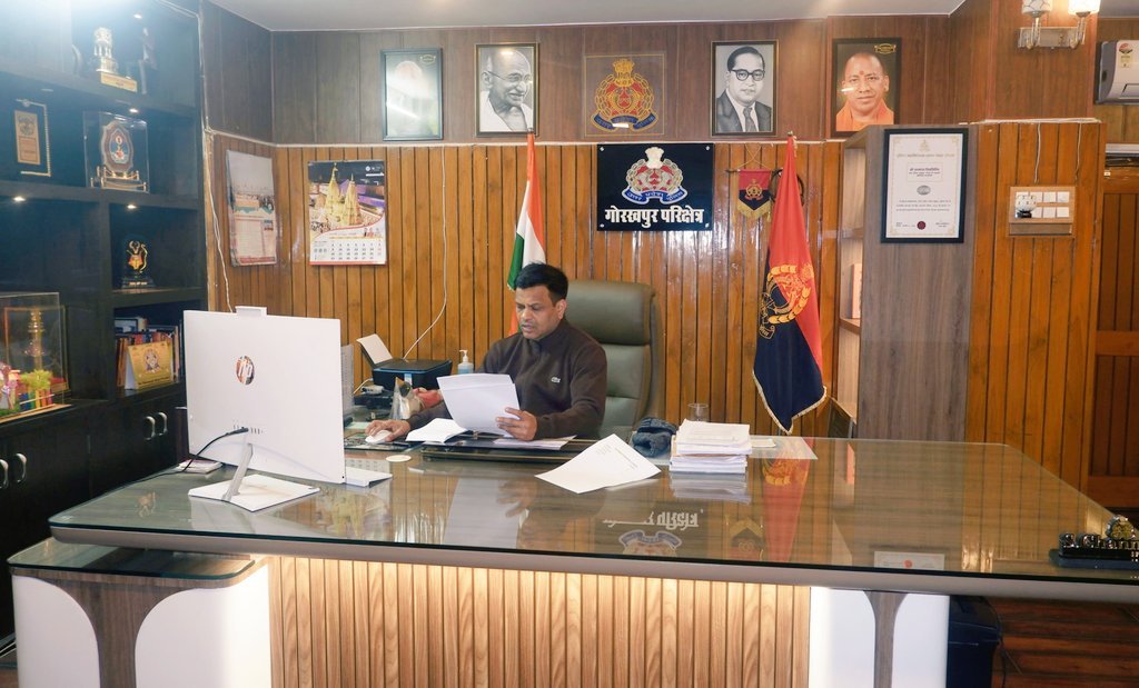 नई कप्तानी का ‘फुल एक्शन’: वरिष्ठ पुलिस अधीक्षक डॉ. कौस्तुभ ने पहले ही दिन खंगालीं फाइलें, लापरवाह पटल प्रभारियों को दी सख्त चेतावनी