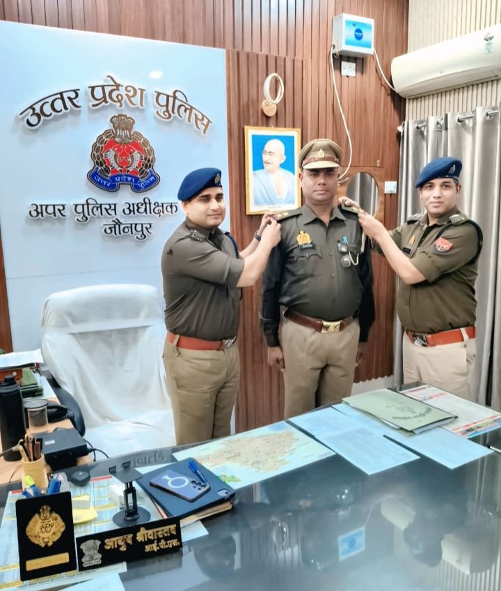 मेहनत का मीठा फल: गोला के संजय पाण्डेय बने उपनिरीक्षक, जौनपुर एसपी सिटी ने स्टार लगाकर बढ़ाया मान