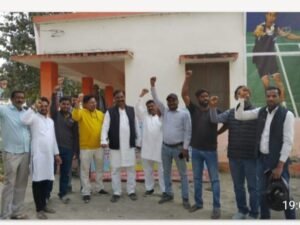 प्रतिभाओं को ‘छत’ की दरकार: गोला में ‘इंडोर स्टेडियम’ के लिए युवाओं ने भरी हुंकार, डाक बंगला परिसर में प्रदर्शन कर प्रशासन को चेताया