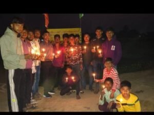 अमर शहीदों को नमन: पुलवामा हमले की सातवीं बरसी पर रो पड़ा निषाद नगर, युवाओं ने कैंडल जलाकर दी वीर जवानों को भावभीनी श्रद्धांजलि