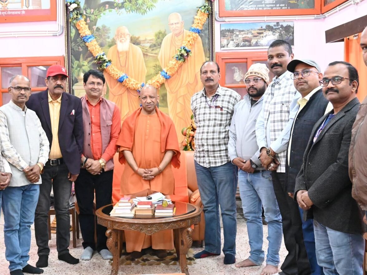 पत्रकारिता और सत्ता का सकारात्मक संवाद: नवनिर्वाचित प्रेस क्लब कार्यकारिणी ने मुख्यमंत्री योगी आदित्यनाथ से की ‘शिष्टाचार भेंट’, विकास कार्यों पर मिली हरी झंडी