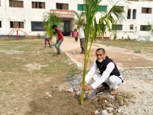 प्रकृति का श्रृंगार और जीवन का आधार: भटहट के विद्यालय में डॉ. मोहम्मद सिद्दीकी ने किया ‘वृक्षारोपण’, पर्यावरण संतुलन के लिए छात्रों को दिलाया संकल्प