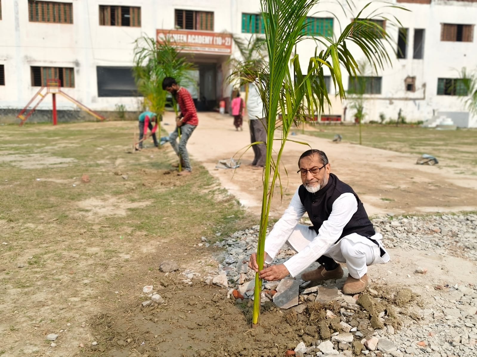 प्रकृति का श्रृंगार और जीवन का आधार: भटहट के विद्यालय में डॉ. मोहम्मद सिद्दीकी ने किया ‘वृक्षारोपण’, पर्यावरण संतुलन के लिए छात्रों को दिलाया संकल्प