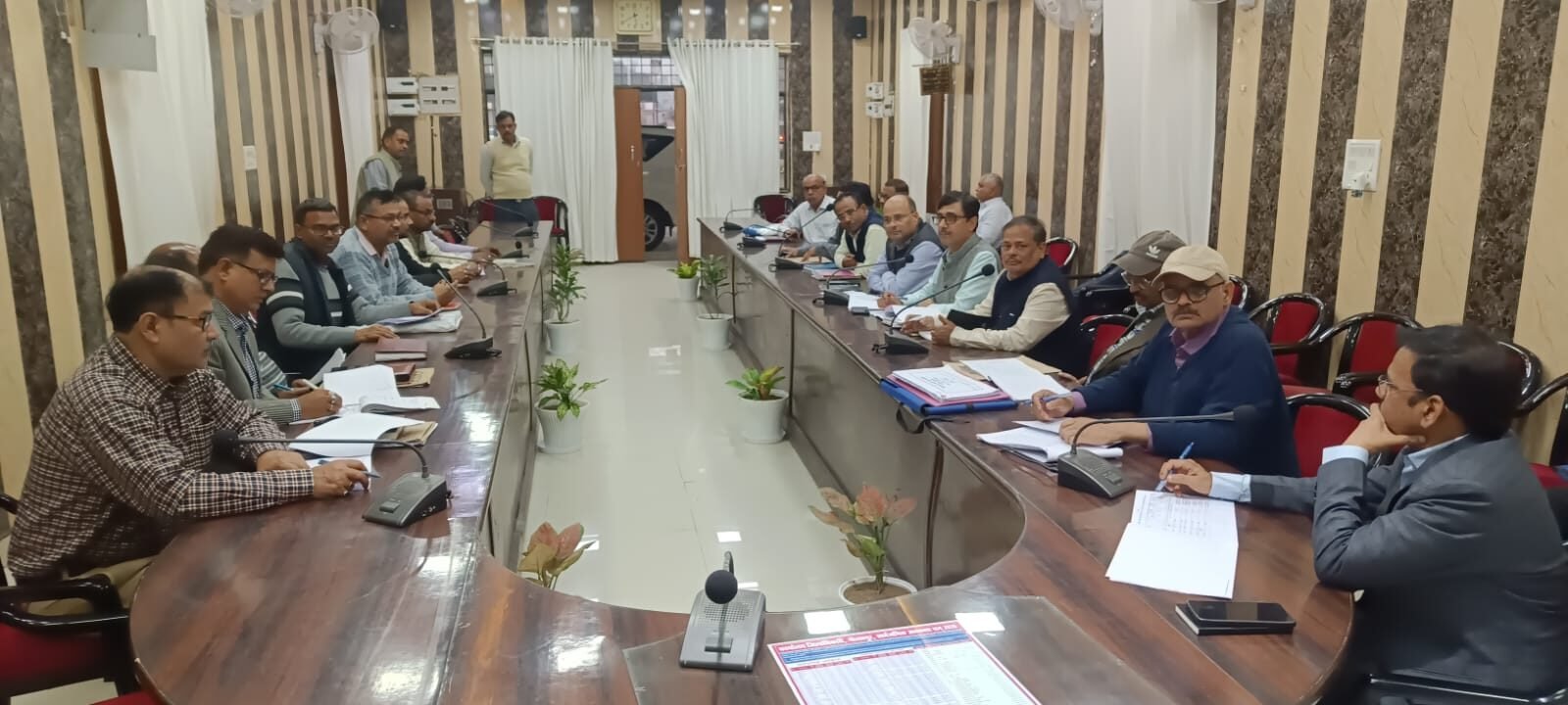 किसानों के हितों की सुरक्षा और भूमि सुधार का नया रोडमैप: ‘चकबंदी’ कार्यों की समीक्षा बैठक में कड़े निर्देश, मार्च तक 15 गांवों में पूर्ण होगा चक कटान