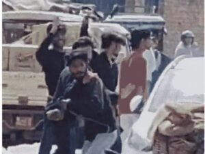 तिवारीपुर में खूनी संघर्ष: दो गुटों के बीच जमकर चले ईंट-पत्थर, 10 मिनट तक चला ‘गोरखपुर सड़क तांडव’, इलाके में दहशत