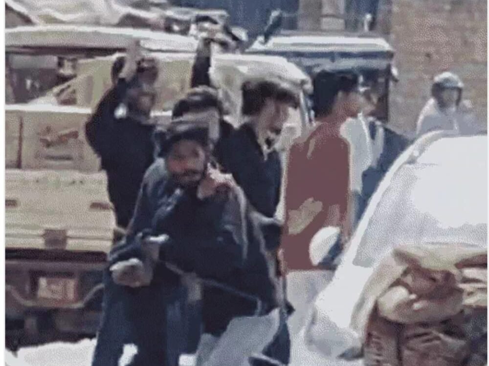 तिवारीपुर में खूनी संघर्ष: दो गुटों के बीच जमकर चले ईंट-पत्थर, 10 मिनट तक चला ‘गोरखपुर सड़क तांडव’, इलाके में दहशत