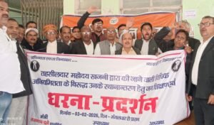 खजनी तहसील में न्याय के नाम पर ‘अंधेरगर्दी’: तहसीलदार भ्रष्टाचार विरोध में अधिवक्ताओं ने खोला मोर्चा, स्थानांतरण तक आंदोलन की चेतावनी