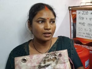 गोला में बेखौफ लुटेरे: चलती ई-रिक्शा से महिला के ‘मंगलसूत्र छीनने’ वाले बदमाशों पर डकैती का केस दर्ज, ₹1.20 लाख के आभूषण लेकर हुए फरार