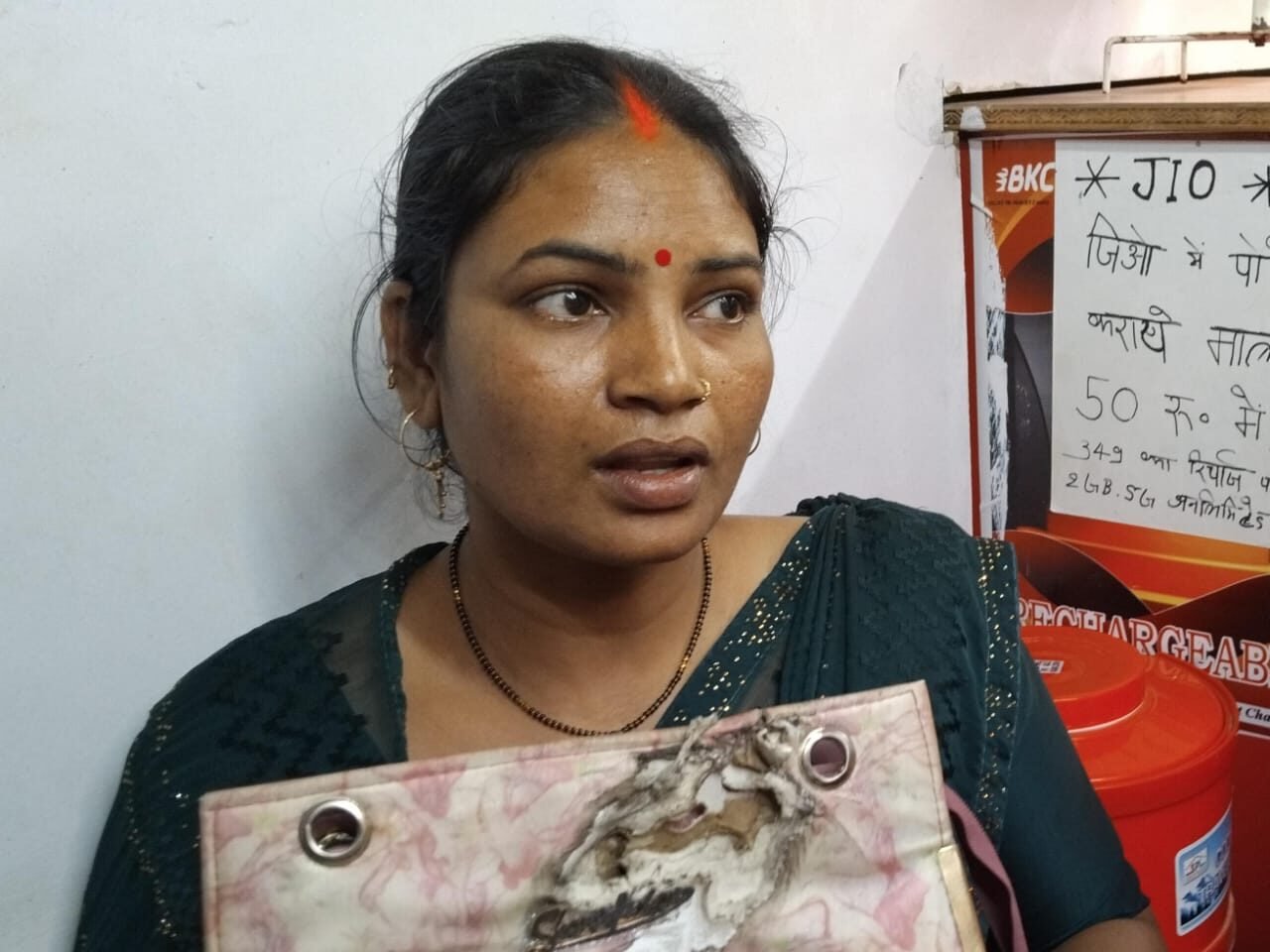 गोला में बेखौफ लुटेरे: चलती ई-रिक्शा से महिला के ‘मंगलसूत्र छीनने’ वाले बदमाशों पर डकैती का केस दर्ज, ₹1.20 लाख के आभूषण लेकर हुए फरार