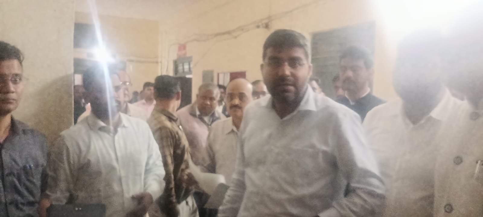 डीएम दीपक मीणा का एक्शन मोड: गोला तहसील और सीएचसी का औचक निरीक्षण, पेंडिंग फाइलों और पुरानी फाइलों पर कड़े निर्देश; ड्यूटी पर मिले सभी कर्मचारी