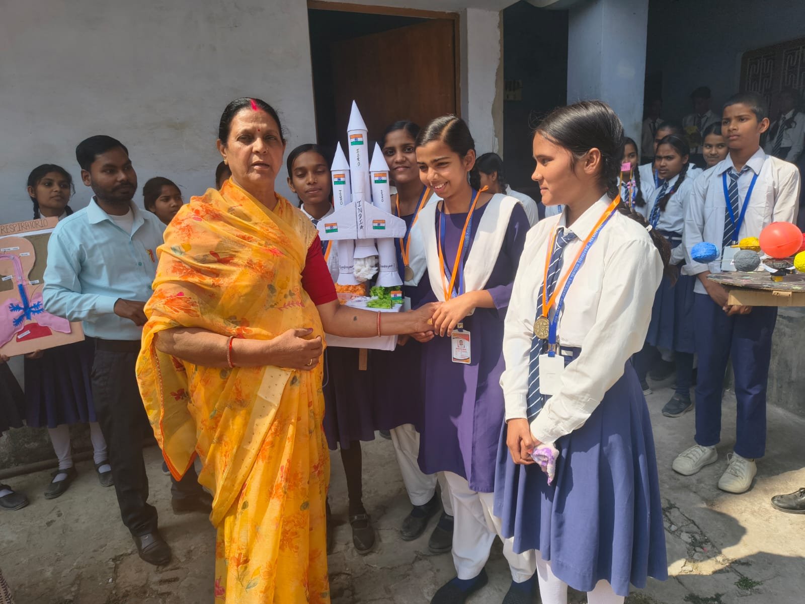 नन्हे वैज्ञानिकों का कमाल: ‘विज्ञान दिवस’ पर डॉ. भीमराव अंबेडकर स्कूल में सजी भव्य ‘विज्ञान प्रदर्शनी’; पूर्व सभासद अशोक वर्मा ने बच्चों के हुनर को सराहा