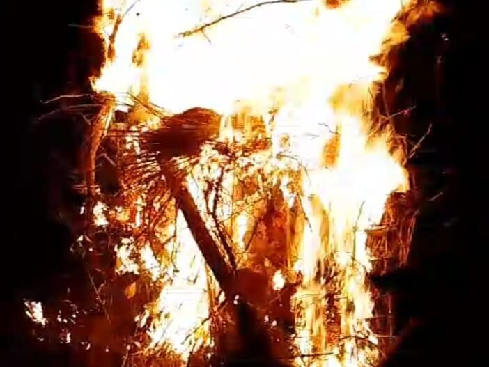 फाग की तान और आस्था की आंच: गोला क्षेत्र में ‘होलिका दहन’ का भव्य उत्सव; बुराई की राख के साथ शुरू हुआ खुशियों का कारवां