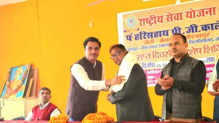 युवा ऊर्जा से राष्ट्र निर्माण का संकल्प: बेलघाट के ‘पंडित हरि सहाय पी.जी. कॉलेज’ में ‘राष्ट्रीय सेवा योजना’ शिविर का आगाज; सेवा और समर्पण की गूँज