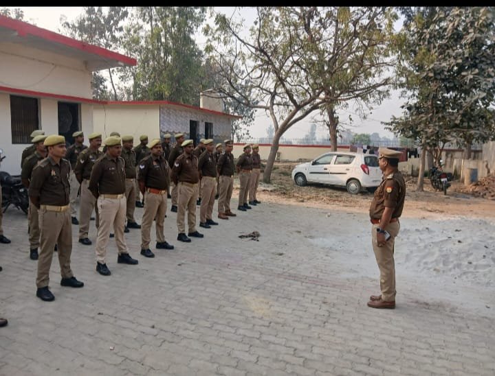 खाकी में अनुशासन का संकल्प: ‘बेलघाट थाना’ परिसर में पुलिस बल की भव्य परेड; थाना अध्यक्ष ने परखी तैयारी, जनता की सेवा का लिया वचन