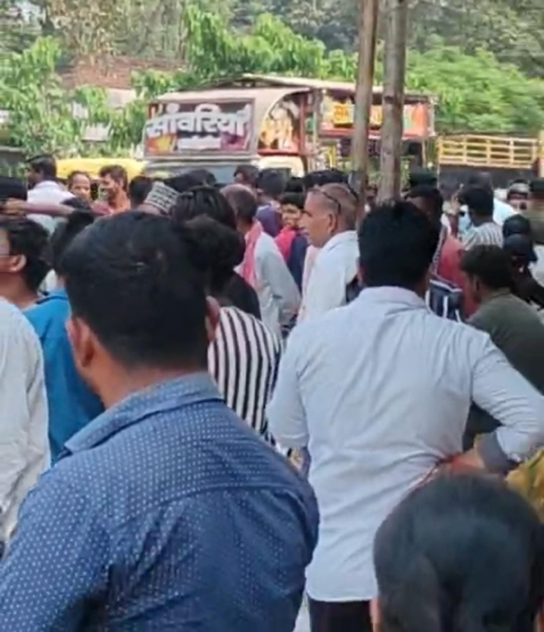 पिपराइच में गैस के लिए हाहाकार: भारत गैस एजेंसी पर सुबह से लगी लंबी कतार, घंटों इंतजार करने को मजबूर हुए उपभोक्ता