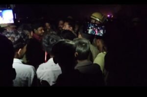 बेलघाट में खूनी रफ्तार का तांडव: कम्हरियाघाट पुल पर डंपर ने युवक को रौंदा, 10 दिन में दूसरी मौत से भड़के ग्रामीणों ने किया ‘बेलघाट सड़क हादसा 2026’ पर चक्का जाम