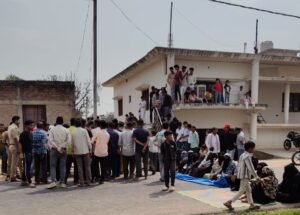 अधिकारों की जंग: रौजा दरगाह में सार्वजनिक रास्ता बंद करने पर भड़का आक्रोश, महिलाओं ने ‘उरुवा धुरियापार मार्ग जाम 2026’ कर जताया कड़ा विरोध