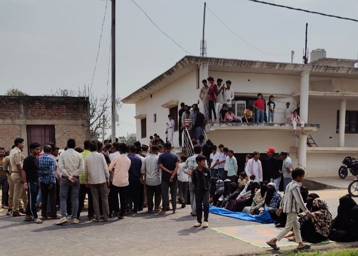 अधिकारों की जंग: रौजा दरगाह में सार्वजनिक रास्ता बंद करने पर भड़का आक्रोश, महिलाओं ने ‘उरुवा धुरियापार मार्ग जाम 2026’ कर जताया कड़ा विरोध