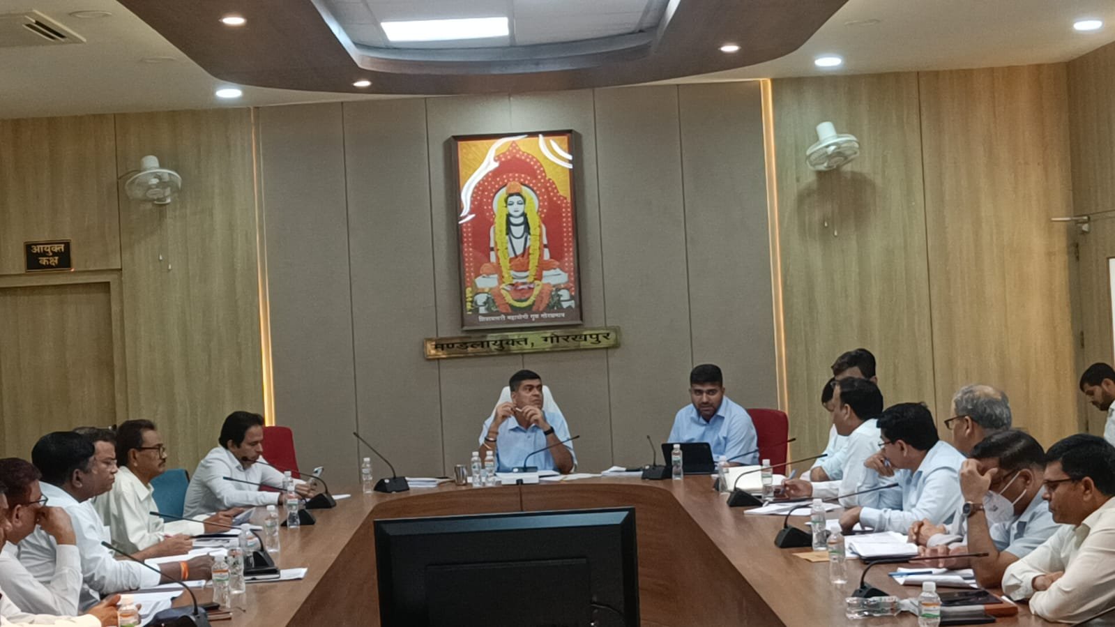 नगर निगम में ‘सख्त’ हुए नगर आयुक्त: 7 दिन में 609 वाहनों का बीमा अनिवार्य, ‘नगर आयुक्त गोरखपुर समीक्षा बैठक 2026’ में लापरवाह कर्मचारियों को दी चेतावनी