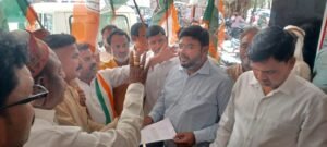 रसोई पर संकट: ‘घरेलू गैस आपूर्ति’ को लेकर गोला में कांग्रेस का हल्लाबोल; होम डिलीवरी न मिलने पर एसडीएम को सौंपा ज्ञापन, प्रशासन ने दी कड़ी चेतावनी