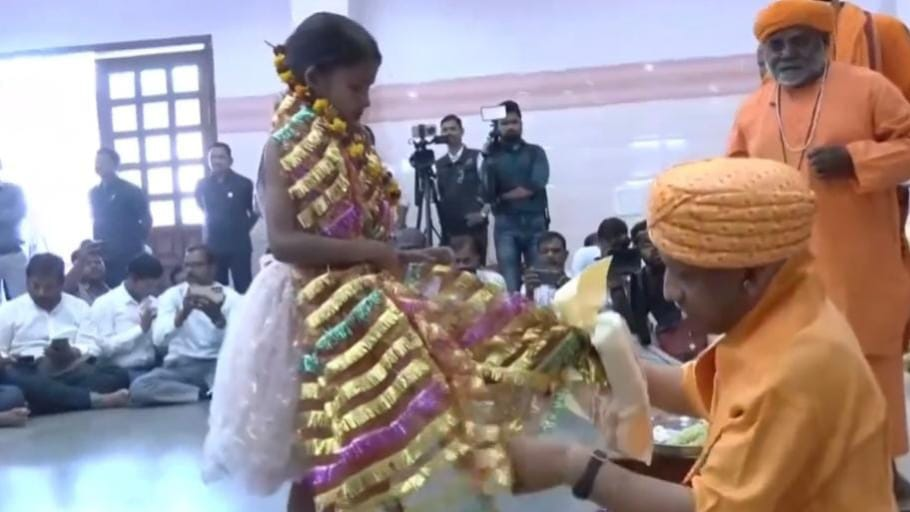 शक्ति की उपासना: ‘गोरखनाथ मंदिर’ में सीएम योगी ने किया कन्या पूजन; भक्ति भाव से धोए नौ कन्याओं के पांव, परोसा मिष्ठान और लिया आशीर्वाद